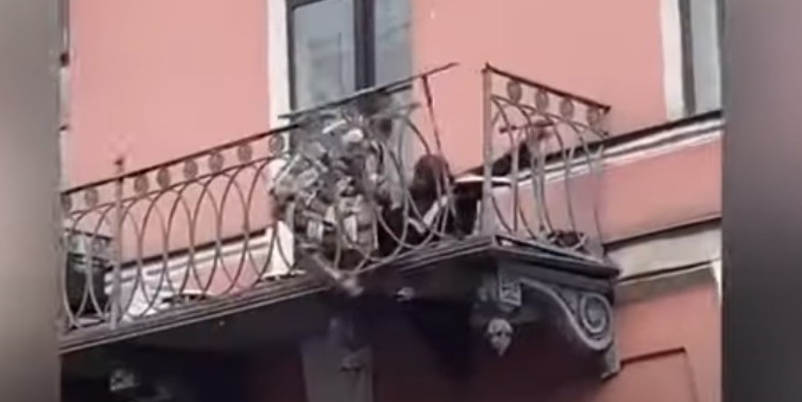 Ρωσία: Ζευγάρι έπεσε από μπαλκόνι 7 μέτρων ενώ καυγάδιζε (ΒΙΝΤΕΟ)